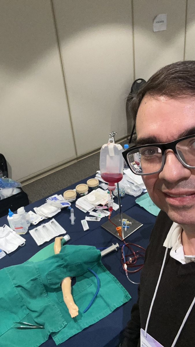 Dr. Henes em bancada de treinamento de reanimação neonatal