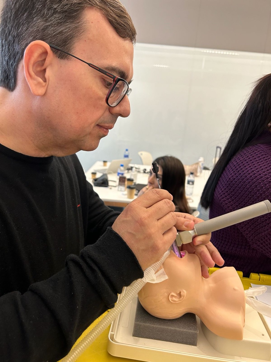 Treino de via aérea em simulador neonatal
