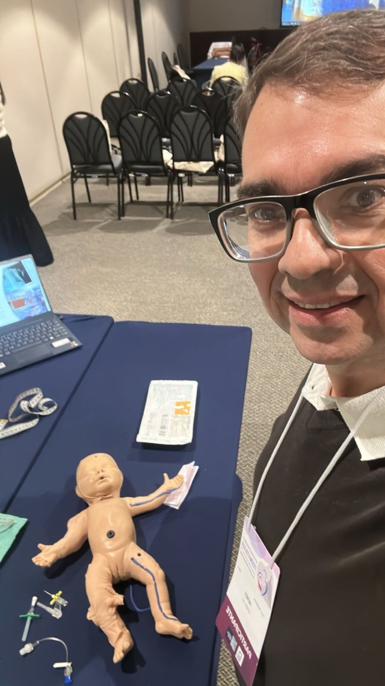 Dr. Henes Farias em curso de formação em reanimação neonatal
